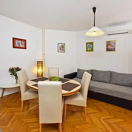 Apartment Nikola بيت ضيافة بوريتش