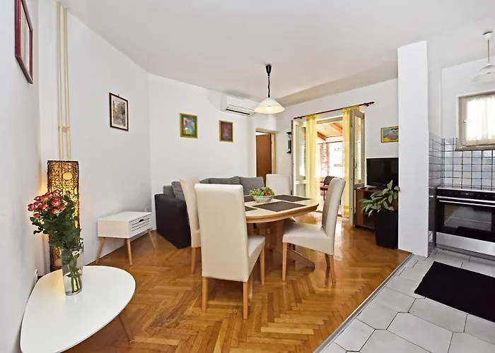 Guest house Apartment Nikola 4*