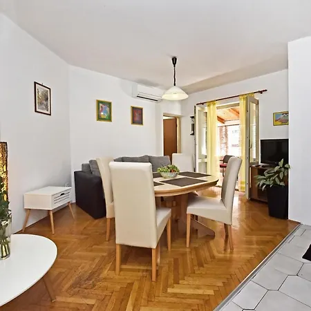 Guest house Apartment Nikola 3*
